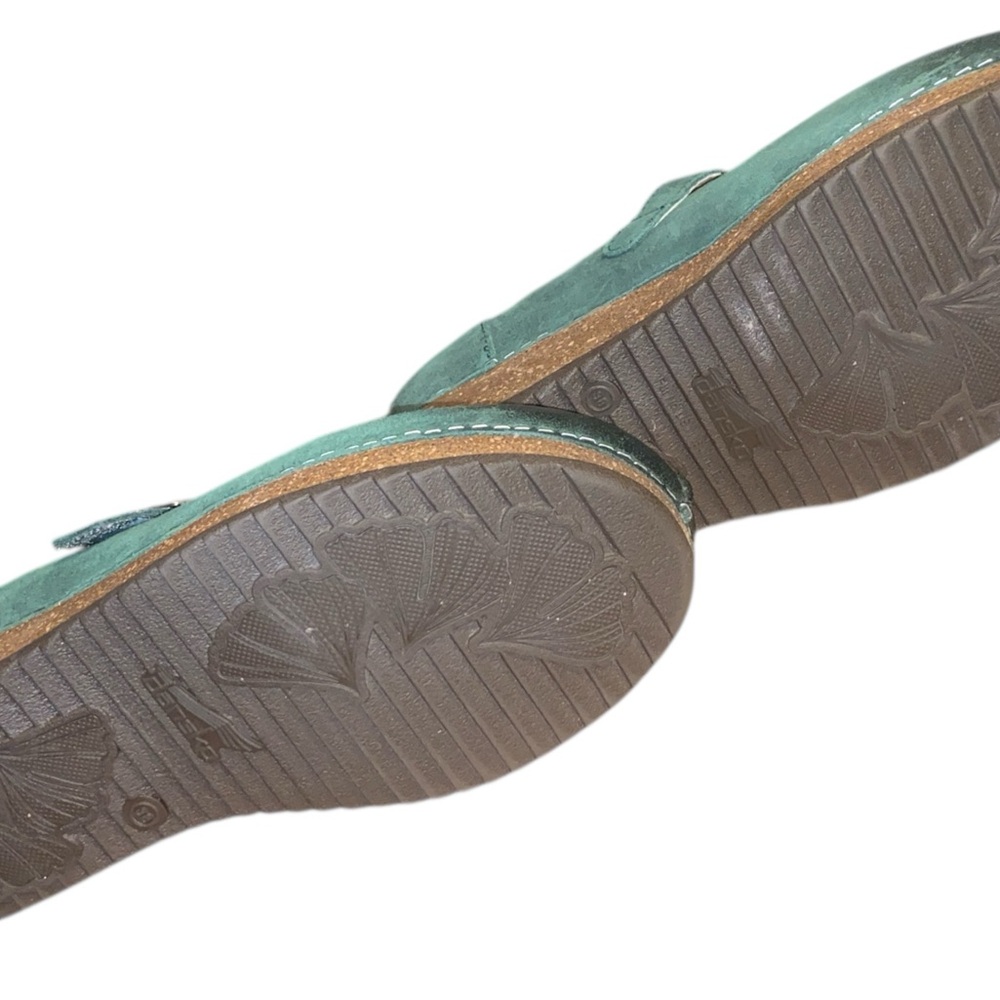 Dansko Green Suede Mary Jane Flats – Classic Comfort Meets Vintage Charm - Picture 5 of 9
